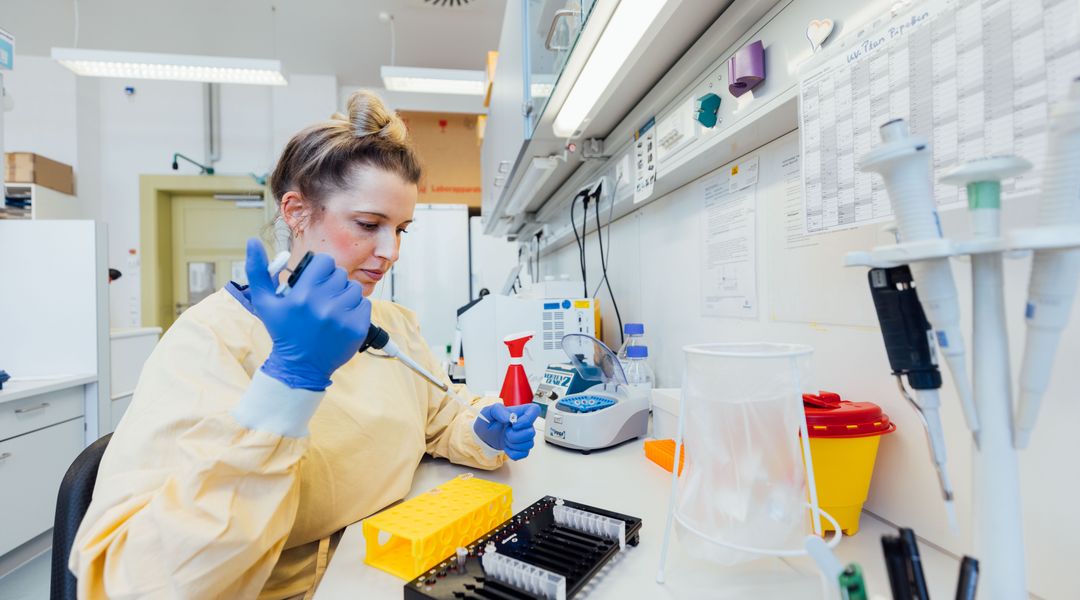 Julia Lenz-Eichhorn, Medizintechnische Laborassistentin, bei der Vorbereitung einer Tumorprobe. Foto: Christian Hüller / Universität Leipzig